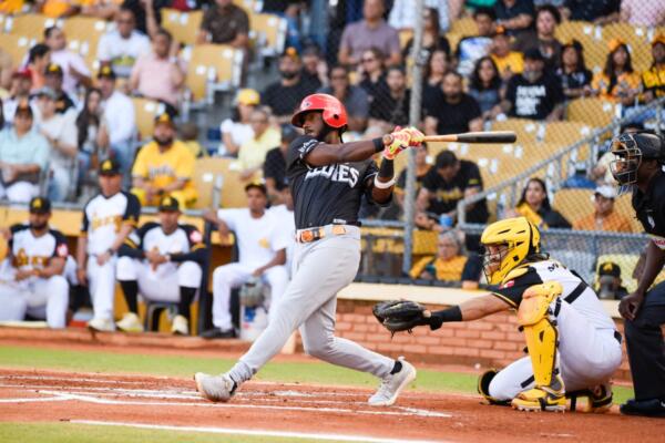 Por los Leones, Navarro bateó de 4-2, con jonrón, dos producidas y una anotada; Lake, de 3-2, con dos empujadas, una anotada, dos boletos y una base robada; Mateo, de 3-2, con dos anotadas, una transferencia y dos bases robadas, y Tapia, de 5-2, con tres anotadas, y dos bases robadas. 