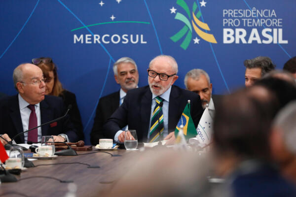 El presidente de Brasil, Luiz Inácio Lula da Silva (c), habla durante la Sesión Plenaria de la Cúpula de Jefes de Estado de los Estados Partes de Mercosur y de los Estados Asociados este sábado, en Foz de Iguazú (Brasil).. EFE/ Juan Pablo Pino