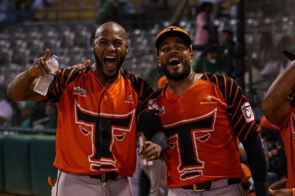 En el noveno, los Toros lograron su tercera vuelta producto de un cuadrangular de Jeimer Candelario por el jardín derecho.
