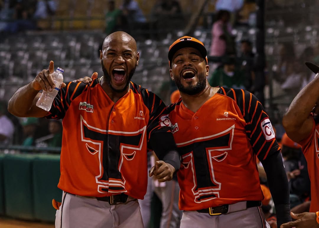 En el noveno, los Toros lograron su tercera vuelta producto de un cuadrangular de Jeimer Candelario por el jardín derecho.