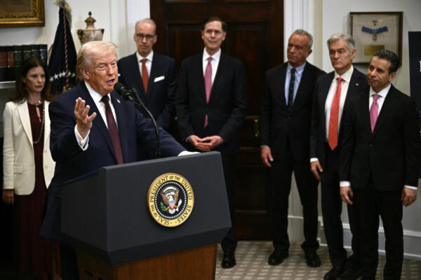 El presidente de Estados Unidos, Donald Trump (izq.), habla después de hacer un anuncio, flanqueado por el secretario de Salud y Servicios Humanos de Estados Unidos, Robert F. Kennedy Jr. // Foto: AFP