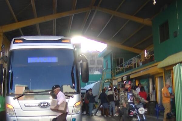 Decenas de personas se trasladan a la zona este del país