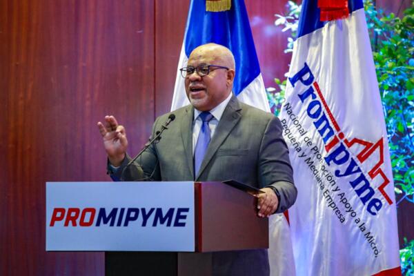 Fabricio Gómez Mazara encabeza la entrega de créditos de Promipyme en el Distrito Nacional, con énfasis en el apoyo a mujeres emprendedoras.