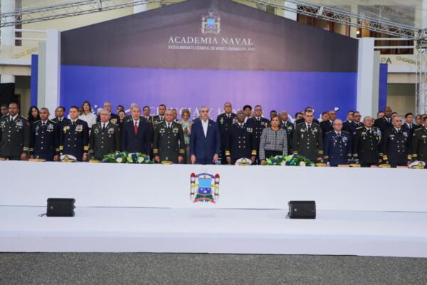 Presidente Abinader encabeza graduación de 26 damas y caballeros guardamarinas