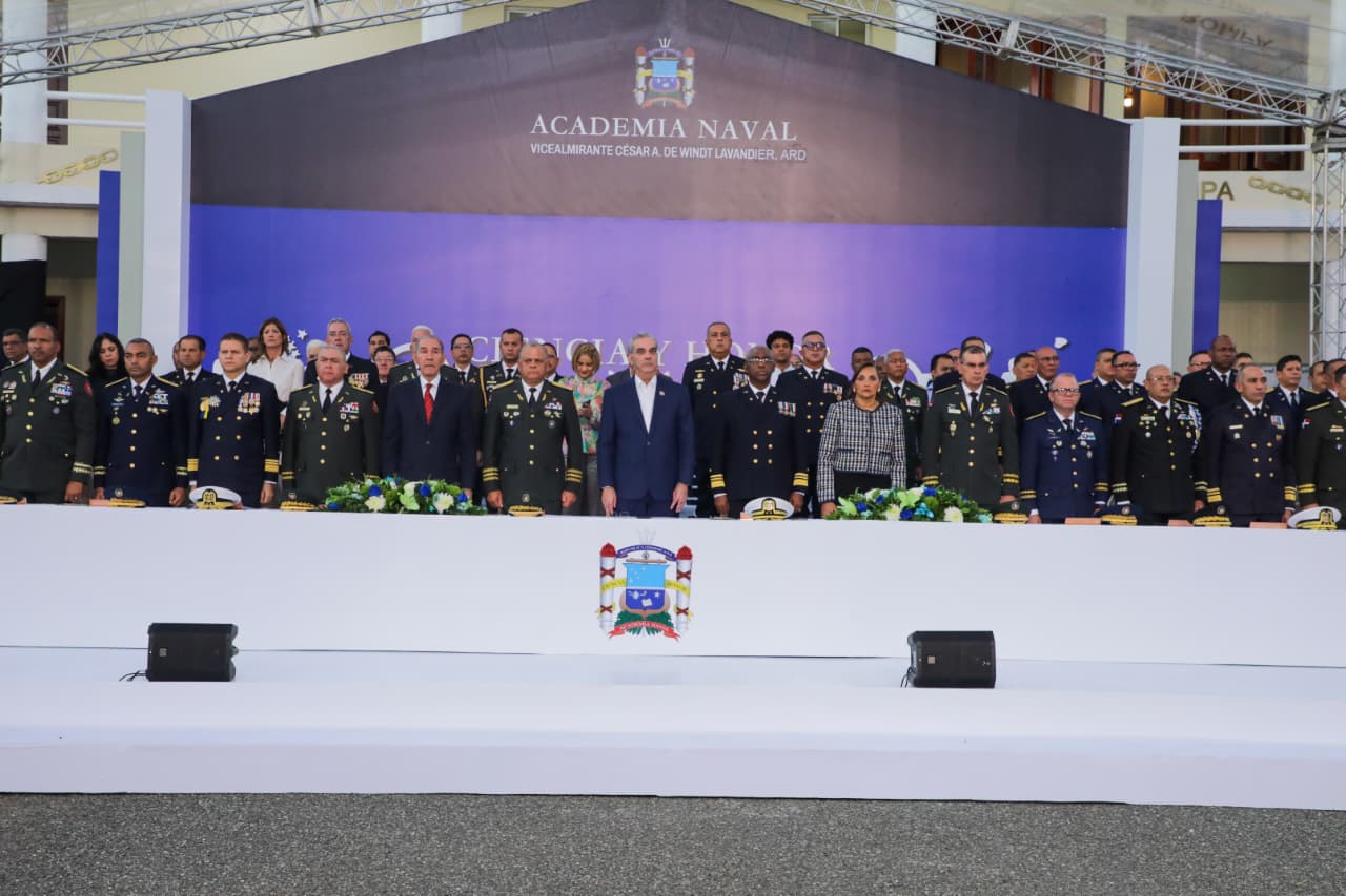 Presidente Abinader encabeza graduación de 26 damas y caballeros guardamarinas