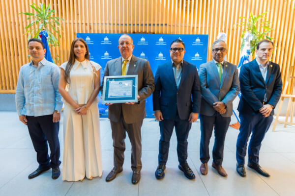 Indocal entrega certificación ISO al ministro Magín Díaz.