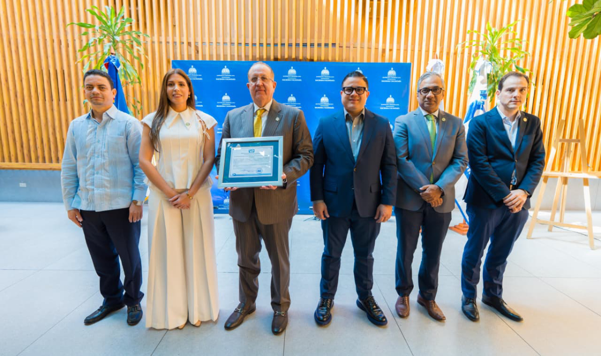 Indocal entrega certificación ISO al ministro Magín Díaz.
