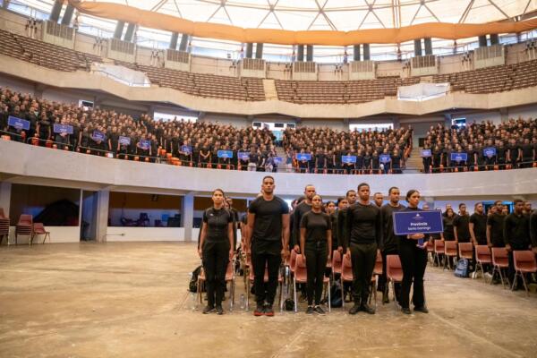 El presidente Luis Abinader encabeza la graduación de 865 nuevos agentes especializados de Migración en el Coliseo Carlos Teo Cruz.