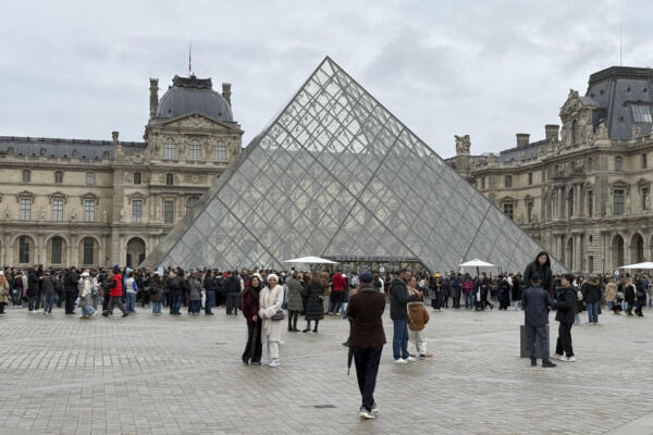 La plaza central del Museo del Louvre, con los turistas ante la pirámide de cristal. El Museo del Louvre de París, el más visitado del mundo con casi nueve millones de personas al año, abre este viernes todas sus instalaciones tras el anuncio de fin de huelga confirmado por sindicatos y dirección. EFE/ Pol Lloberas Cardona