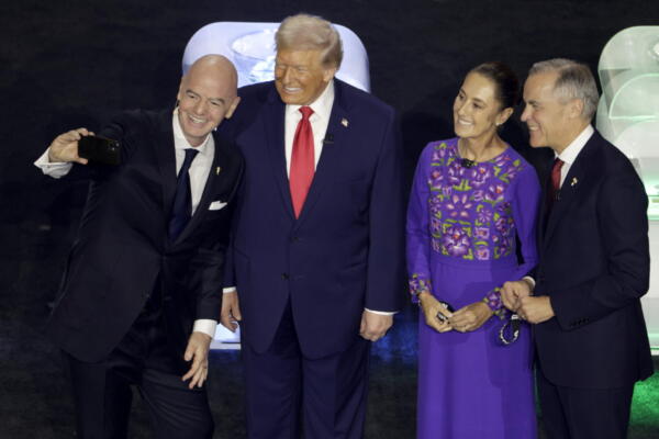 Fotografía del 5 de diciembre de 2025 del presidente de la FIFA, Giovanni Infantino (i), tomándose una selfie con los presidentes de EE.UU., Donald Trump, de México, Claudia Sheinbaum, y el primer ministro de Canadá, Mark Carney (d), en Washington DC. EFE/SHAWN THEW