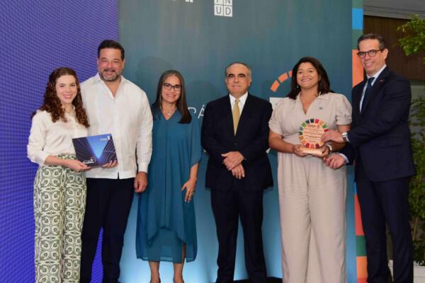Imagen de la entrega de reconocimiento a la Fundación Cap Cana. Foto: Fuente externa 