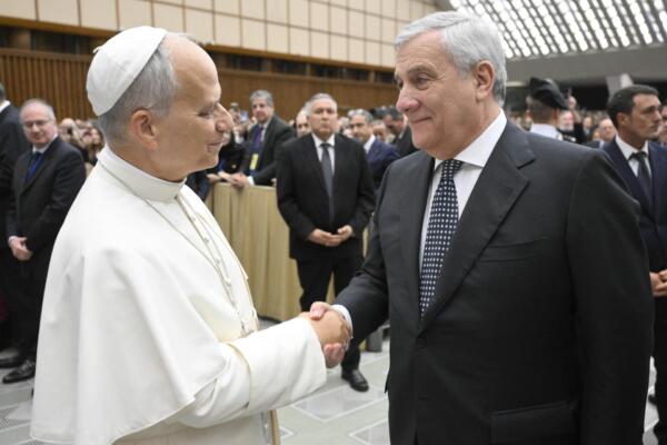 El papa pide a los diplomáticos ser 