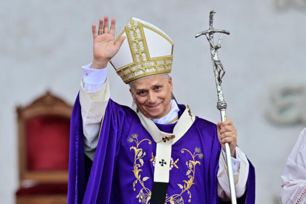 El Papa León XIV saluda a los fieles al final de una misa en el paseo marítimo de Beirut el 2 de diciembre de 2025. Decenas de miles de personas se congregaron en el paseo marítimo de Beirut cuando el Papa León XIV ofició la misa la mañana del 2 de diciembre, el momento culminante de la visita del líder católico a la capital. (Foto de Giuseppe CACACE / AFP)
