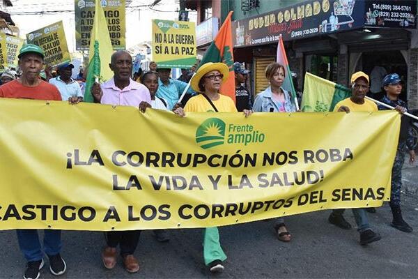 Frente Amplio realiza caminata en demanda de por castigo total a la corrupción en Senasa