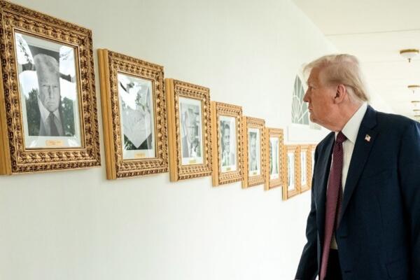 Trump instala placas en los retratos de Biden y Obama que los ridiculizan