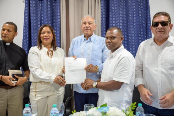 El Gobierno entregó varias certificaciones para la ejecución de obras comunitarias en los distritos municipales Sabana del Puerto, La Salvia–Los Quemados.