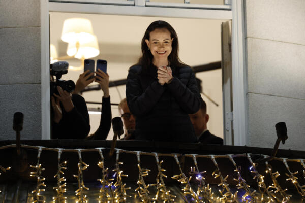 La Premio Nobel de la Paz, María Corina Machado, gesticula desde un balcón del Grand Hotel de Oslo, Noruega, la madrugada del 11 de diciembre de 2025. Machado llegó a Oslo horas después de que su hija recogiera el premio de la líder opositora venezolana. (Foto de Odd ANDERSEN / AFP)
