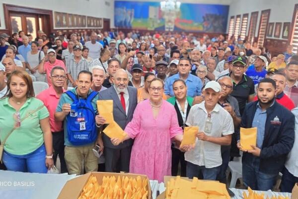 Rosa Santos encabeza la entrega de los bonos navideños a juntas de vecinos de Santiago, como parte del programa “Brisita Navideña”.