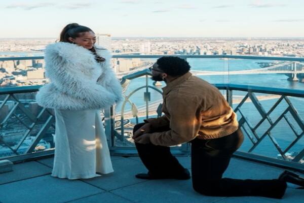 Karl Towns pide matrimonio a su novia Jordy Woods en Navidad