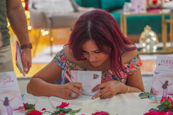 Libro “Fuerzas para mujeres Solas” celebra la autenticidad y el amor propio