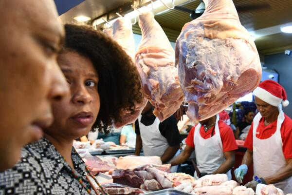 Autoridades gubernamentales y representantes del sector pecuario aseguraron que la carne de pollo y cerdo estará disponible en cantidad suficiente y a precios estables.