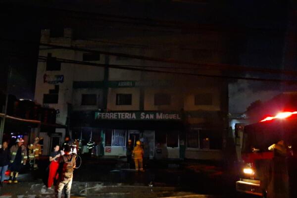 Las llamas del incendio que desde ayer afectan Ferretería San Miguel ya están apagadas en su totalidad, de acuerdo a Cuerpo de Bomberos. / foto: Danny Polanco