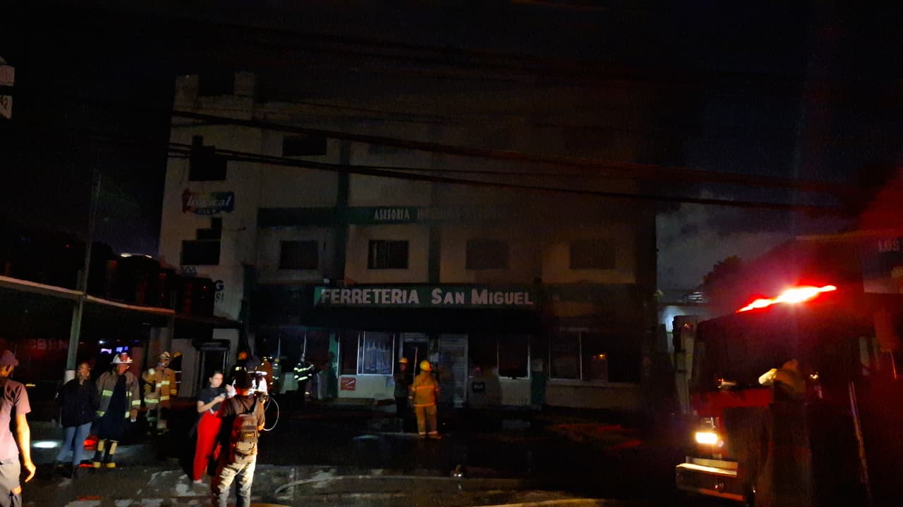Las llamas del incendio que desde ayer afectan Ferretería San Miguel ya están apagadas en su totalidad, de acuerdo a Cuerpo de Bomberos.