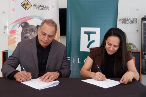 Representantes de Filoyen SRL y Fundación Animales en Peligro firmando el acuerdo. Foto: Fuente Externa
