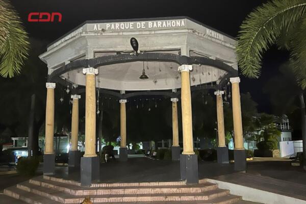 El parque central de Barahona permanece totalmente a oscuras, reflejando el deterioro y abandono de uno de los espacios públicos más importantes del municipio.
Sin una sola lámpara encendida y rodeado de indigentes y personas con problemas mentales, el parque proyecta una imagen triste y vergonzosa para una ciudad que merece respeto y dignidad.

Pese a constantes denuncias y reclamos ciudadanos, el alcalde amparado en su ya desgastado lema “Barahona se levanta” apenas instaló cuatro luces LED, un gesto mínimo que más parece un intento desesperado por contener las críticas que una solución real.

En tanto que empresas privadas y otras instituciones adornan la ciudad desde octubre con motivos navideños, la alcaldía apenas inició ayer, tarde y con evidente timidez, los trabajos para “lavar la cara” del municipio, empujada únicamente por la presión social.