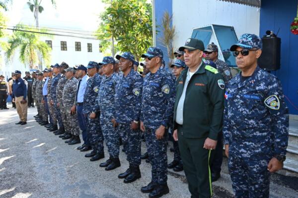 Autoridades civiles y militares durante el lanzamiento del operativo “Navidad con Garantía de Paz 2.0” en San Juan de la Maguana.