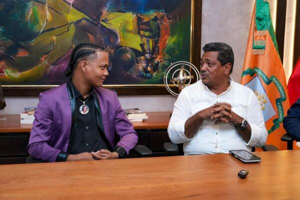 El alcalde Junior Santos recibe a Dalvin La Melodía, orgullo de La Piña y nueva promesa de la bachata.