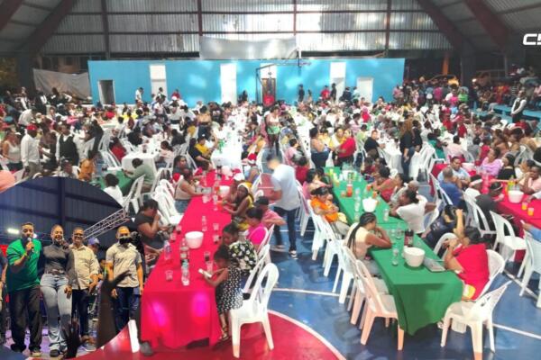 Betty Gerónimo encabeza cena navideña junto a residentes en Los Guaricanos