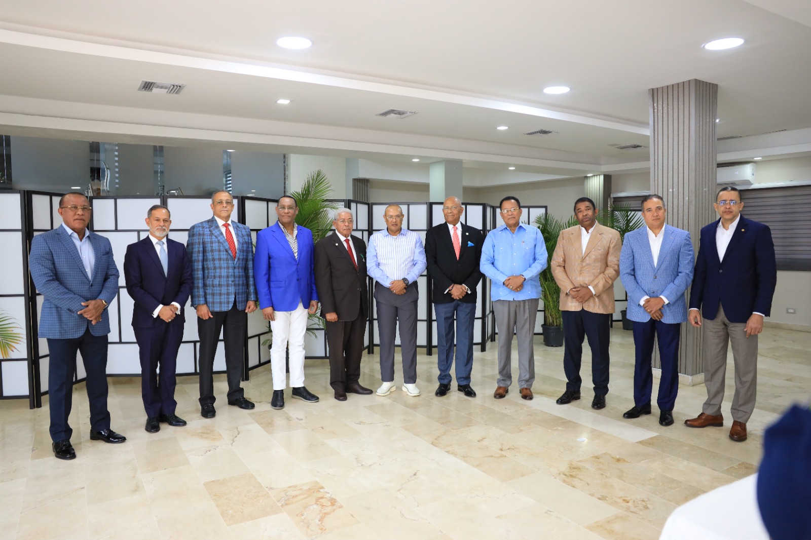 Mayor general Guzmán Peralta organiza encuentro histórico que honra el legado policial