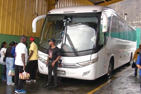 Pasajeros a la espera de abordar el autobús para viajar al Interior. 