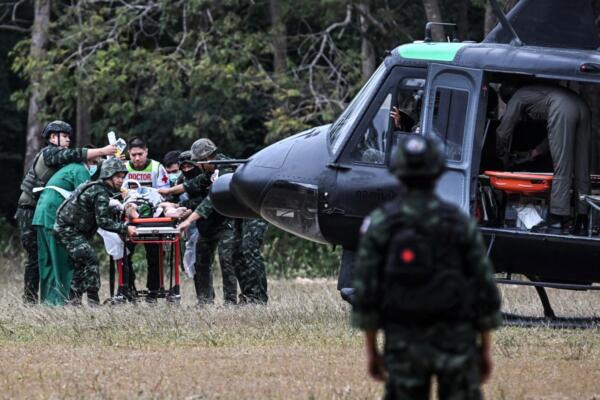 Una persona herida es trasladada a un helicóptero militar durante los enfrentamientos en la frontera entre Tailandia y Camboya, en la provincia tailandesa de Surin, el 10 de diciembre de 2025. Medio millón de evacuados en Camboya y Tailandia se refugiaban en pagodas, escuelas y otros refugios el 10 de diciembre de 2025 tras huir de los renovados combates en una disputa fronteriza centenaria en la que el presidente estadounidense, Donald Trump, ha prometido intervenir de nuevo. (Foto de Lillian SUWANRUMPHA / AFP)
