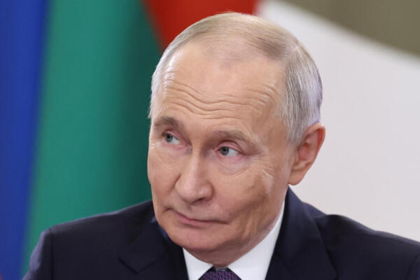 En esta foto compartida por la agencia estatal rusa Sputnik, el presidente de Rusia, Vladimir Putin, asiste a la cumbre informal de líderes de la Comunidad de Estados Independientes (CEI) en San Petersburgo el 21 de diciembre de 2025. (Foto de Alexander KAZAKOV / POOL / AFP)
