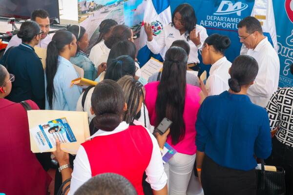 Entre los puestos están soportes de líneas aéreas, auxiliar de protocolo, técnico de ingreso, camarero, supervisor técnico aeroportuario.