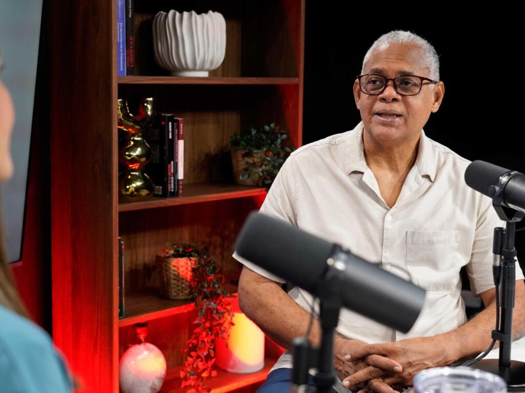 La comunicadora Dayanara Reyes Pujols conversa con el ginecólogo y terapeuta sexual Dr. Manuel A. Castillo Rodríguez durante la grabación del episodio “El silencio duele más, cicatrices invisibles” del podcast Más allá del titular, producido por CDN.