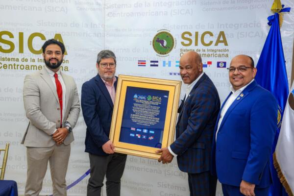 El Consejo Centroamericano reconoce a Inapa por su aporte al saneamiento en ciudades turísticas y costeras de la región Este.