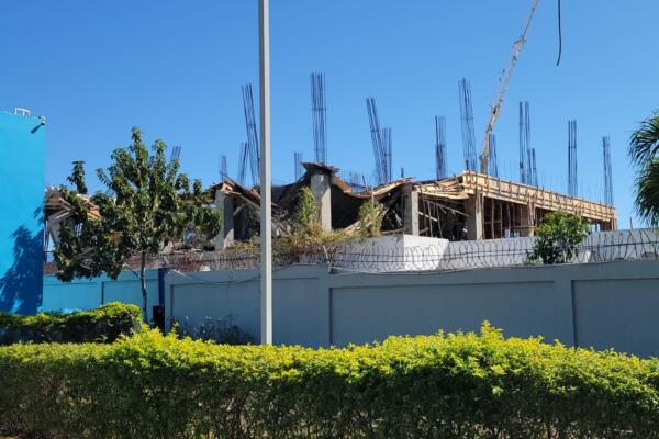 Se desploma techo de hospital en construcción en Azua