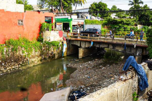 Además del retiro de residuos sólidos en las calles, Eco5RD, a través de UGRA, realizó trabajos de saneamiento en la cañada de Guajimía.