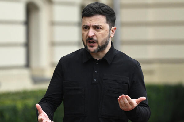 El presidente de Ucrania, Volodymyr Zelensky, habla con la prensa antes de su reunión con el presidente de Chipre en Kiev el 4 de diciembre de 2025, en medio de la invasión rusa de Ucrania. (Foto de Genya SAVILOV / AFP)
