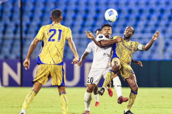 Acción del partido entre Cibao FC y Defence Force en la ida de la eliminatoria por el tercer lugar de la Copa del Caribe