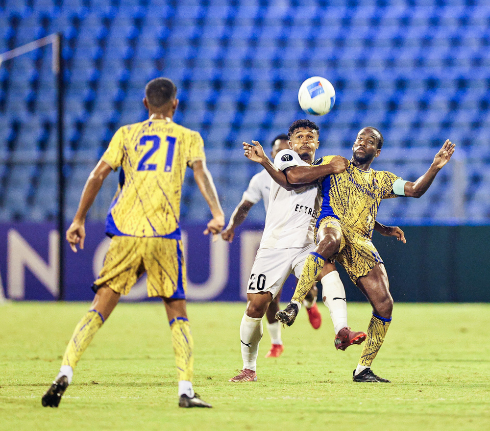 Acción del partido entre Cibao FC y Defence Force en la ida de la eliminatoria por el tercer lugar de la Copa del Caribe