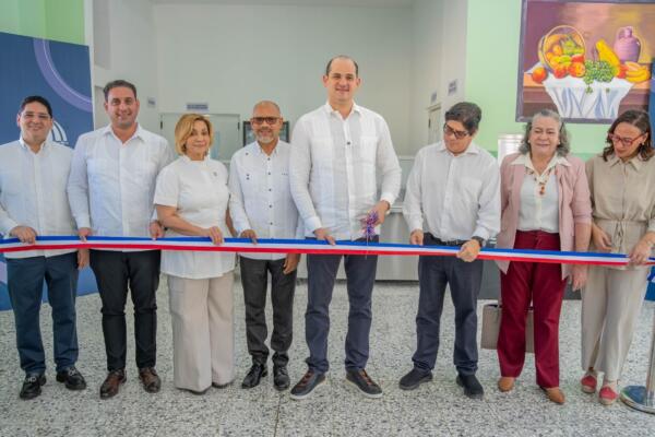 Autoridades y representantes de diversas instituciones participan en el corte de cinta durante la inauguración de nuevas instalaciones escolares, en un acto celebrado en San Juan.