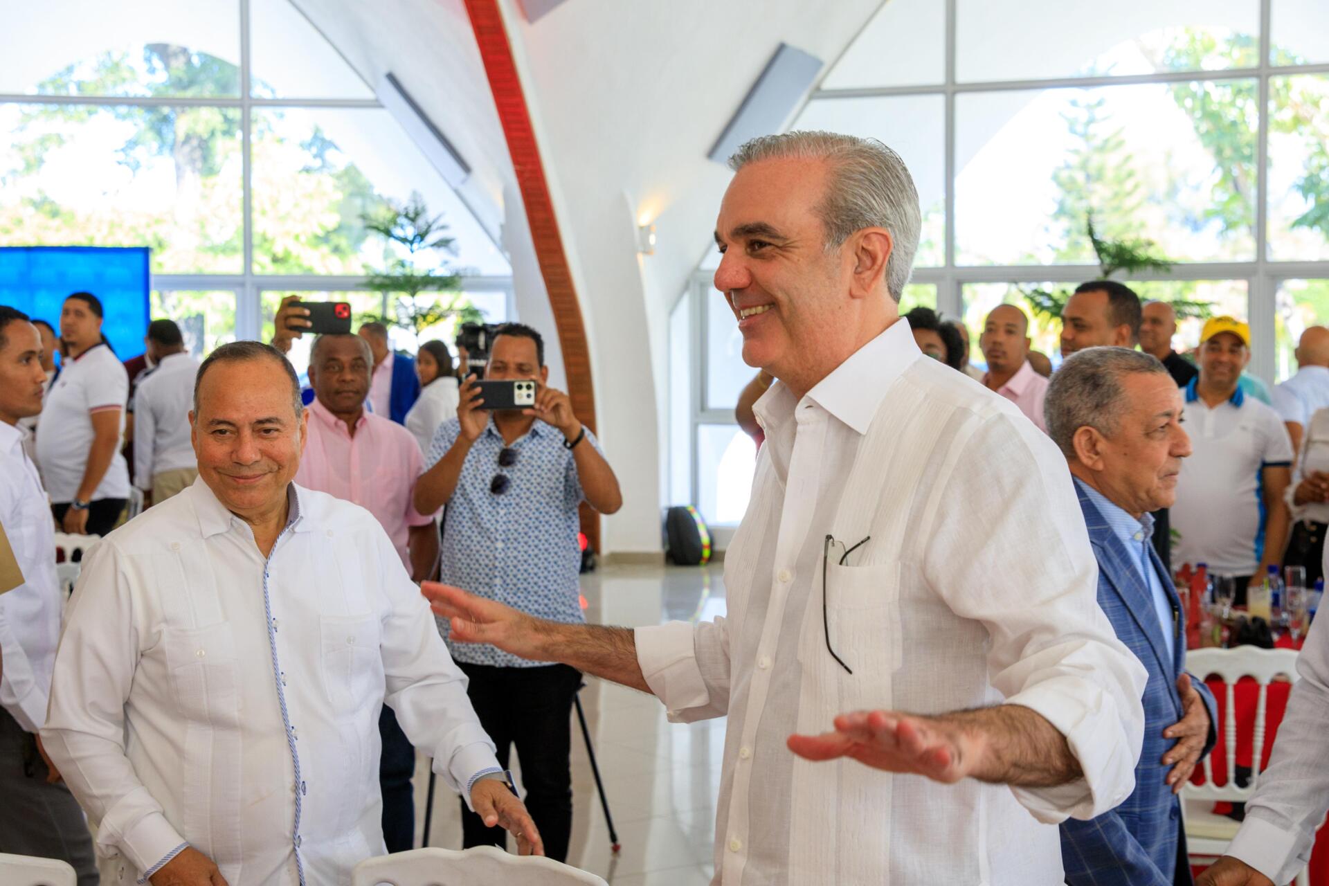 Presidente Abinader resalta trabajo de periodistas que cubren la fuente del Palacio Nacional
