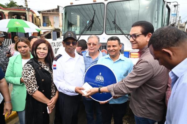 Senador Daniel Rivera gestiona camión de bomberos que refuerza Santiago Oeste ante incendios