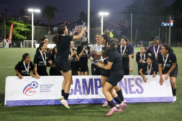Jóvenes futbolistas durante el cierre del Torneo Infantil AFDN 2025 en la UNPHU.