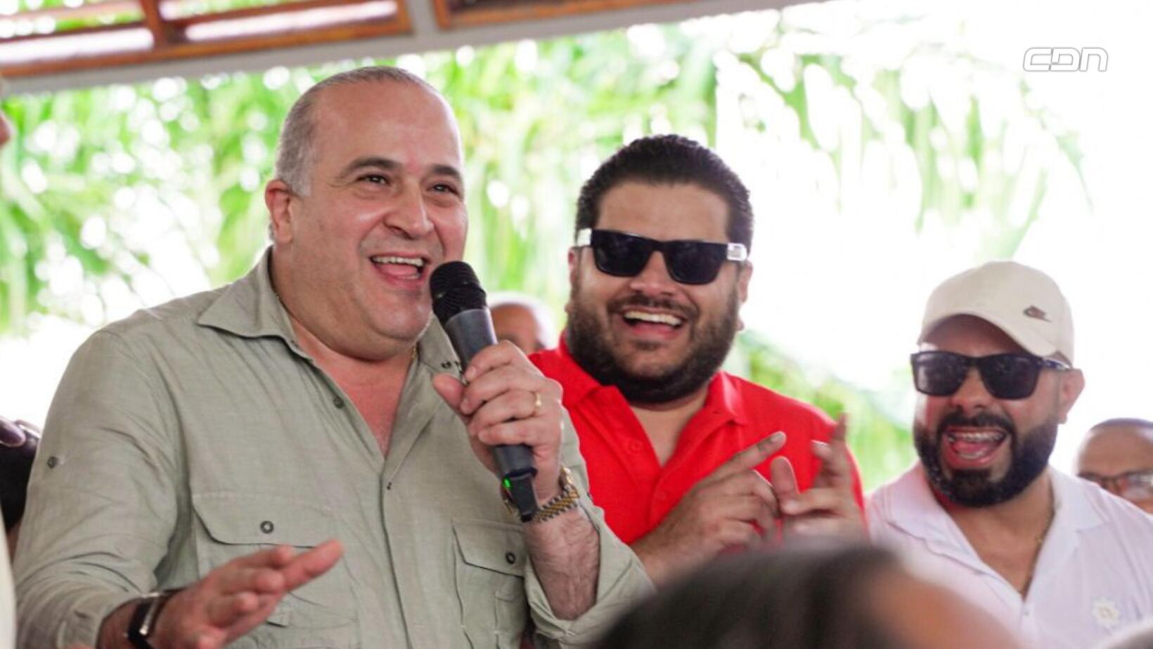 Alexis Victoria lleva alegría navideña a cada rincón de María Trinidad Sánchez