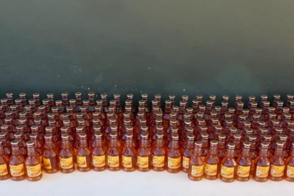 En el interior del saco encontraron 288 unidades pequeñas de ron marca Gold.